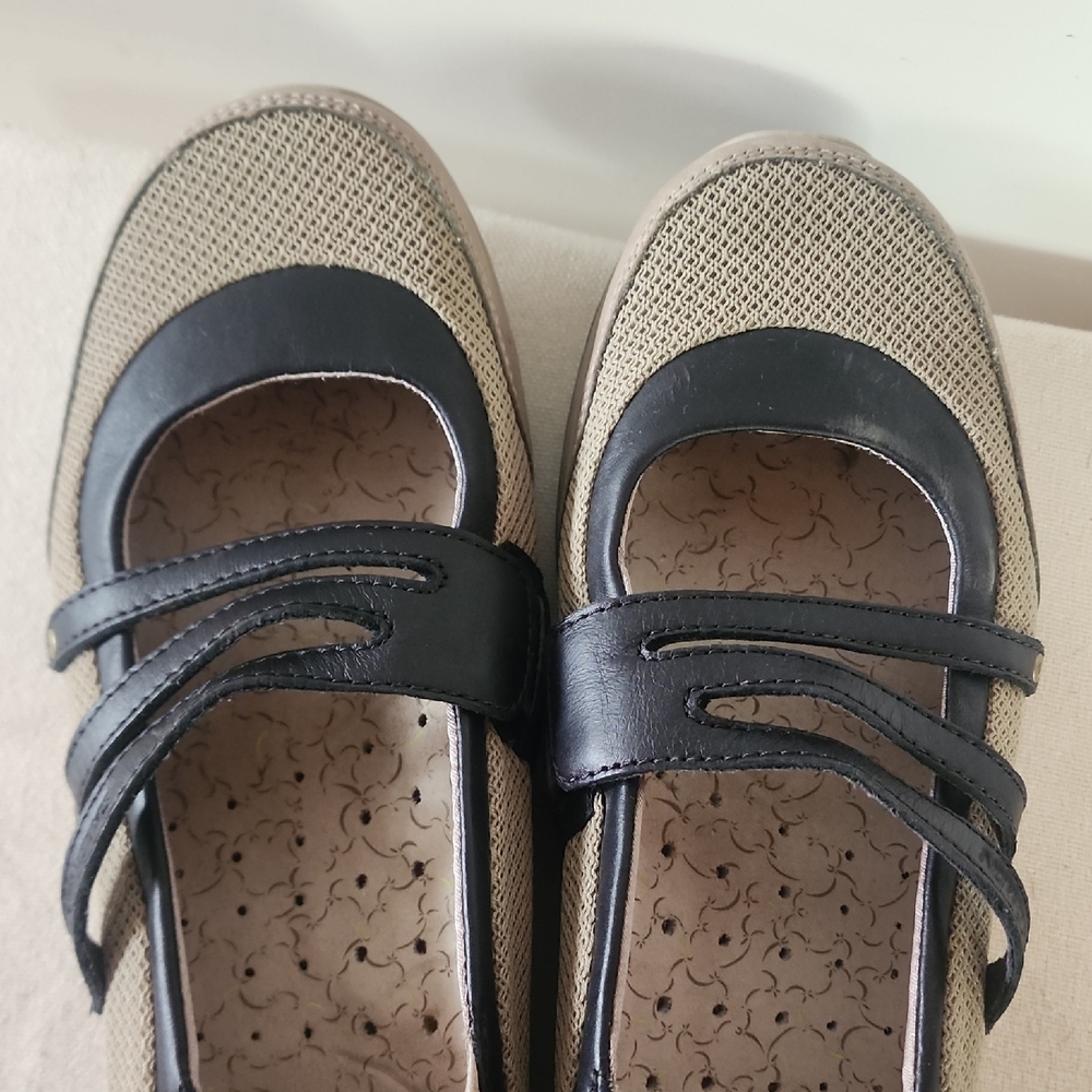 Salomon Women's Black and Tan Casual Slip-on Shoes. - Picture 7 of 11